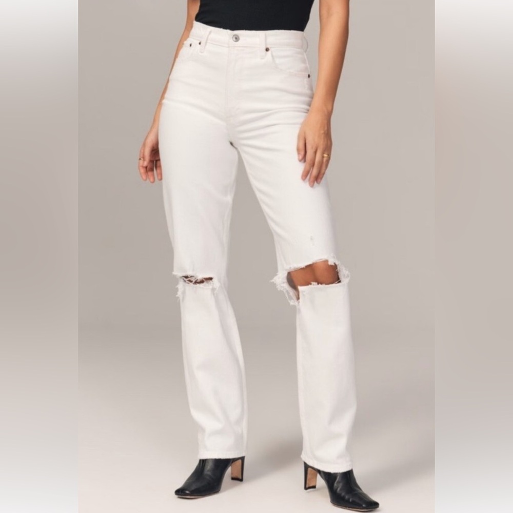 Abercrombie & Fitch White The Mom High Rise Jeans. 32/14R